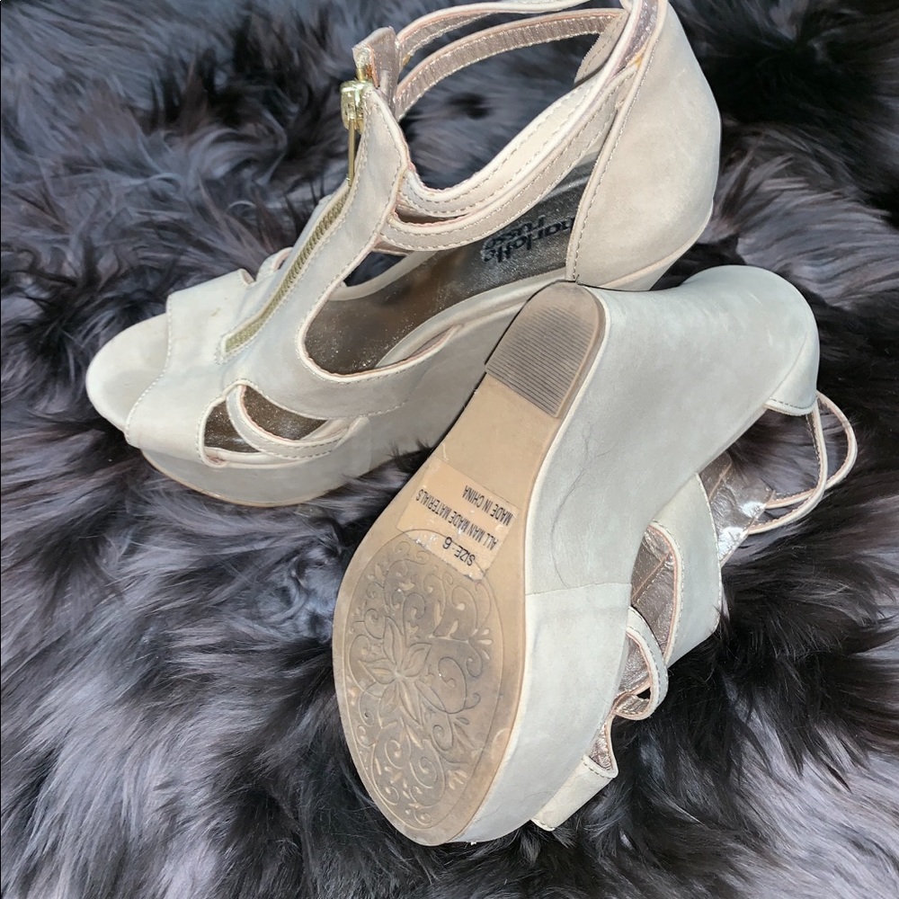 Heels - Picture 3 of 3